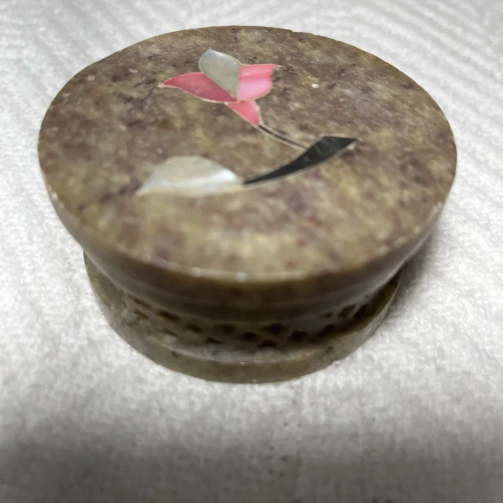 VTG Carved Soapstone Trinket Box Mother of Pearl Floral‎ Inlay Made In India